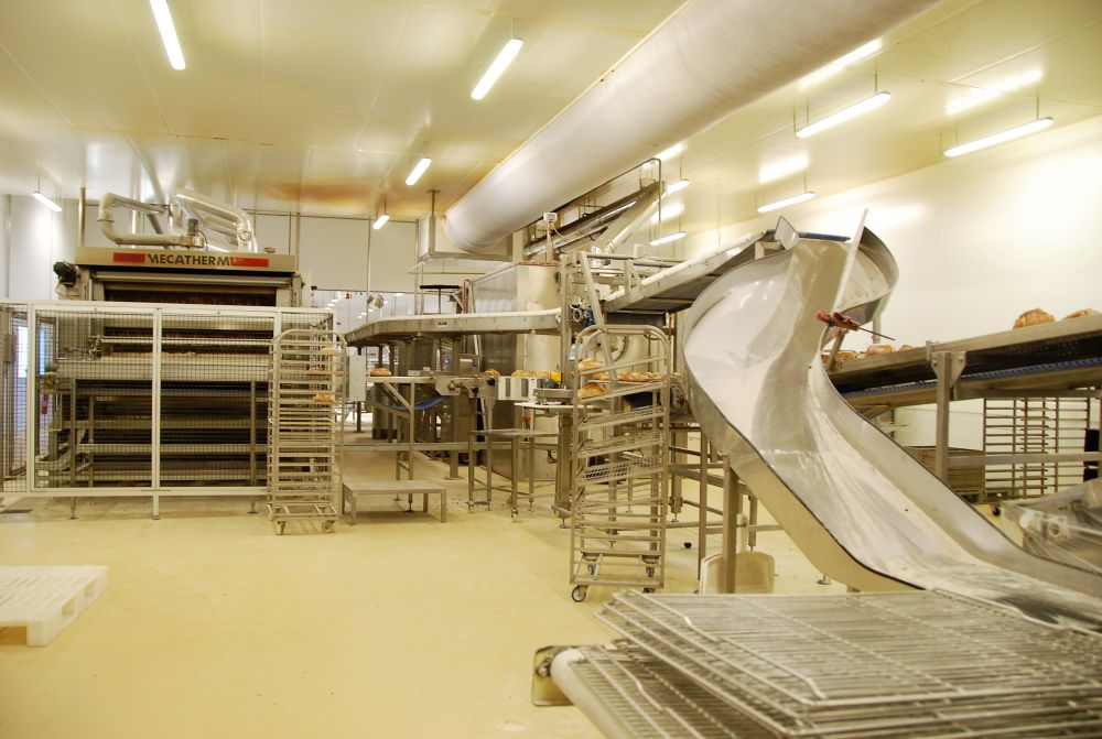 Comprehensive conveying and packaging process for bread, pastries and bakery products
