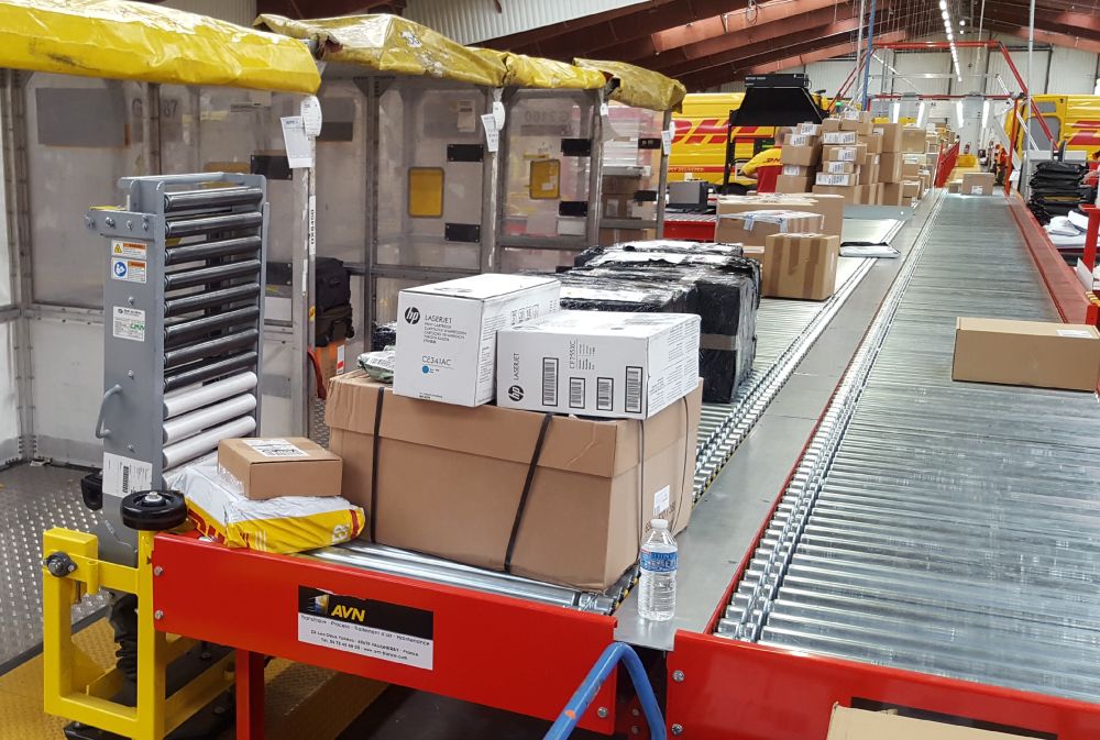 Parcel sorting line for conveyor unloading process